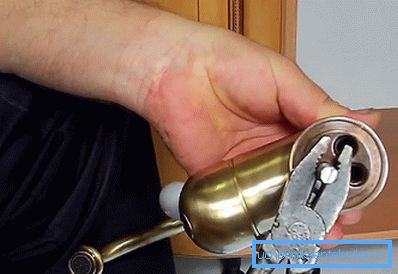 Затягуємо шпильку на змішувачі Затягуємо шпильку на змішувачі