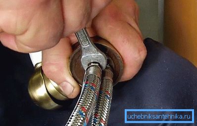 Шланги потрібно затиснути ключем Шланги потрібно затиснути ключем