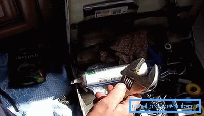 Тепер потрібно підключити змішувач до труб Тепер потрібно підключити змішувач до труб