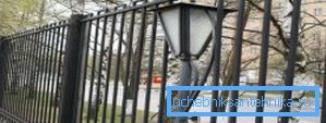 А ось привабливо виглядає паркан з описуваного нами матеріалу На цьому фото ви можете побачити паркан з описуваного нами матеріалу