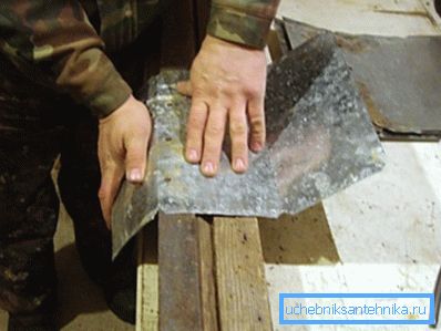 Акуратно додайте металевого листа потрібну форму Акуратно додайте металевого листа потрібну форму
