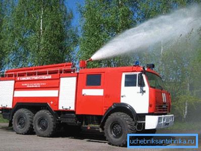 Автомобіль, оснащений обладнанням для гасіння пожеж Автомобіль, оснащений обладнанням для гасіння пожеж