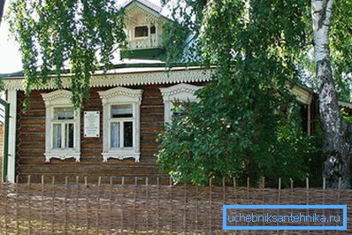 1223 Біла береза біля будинку