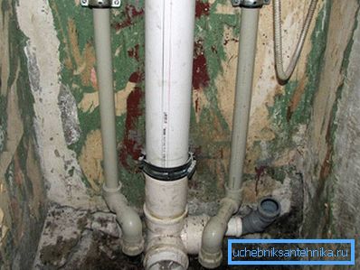 2750 Труби можна заховати в короб в стіні