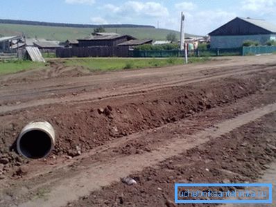 Бетонна споруда в сільськогосподарській місцевості Бетонна споруда в сільськогосподарській місцевості