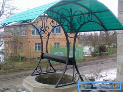 Бетонний колодязь з покрівлею з полікарбонату і куванням. Бетонний колодязь з покрівлею з полікарбонату і куванням.