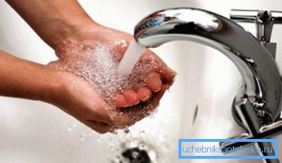 Завдяки котла можна не тільки опалювати приміщення, але і гріти воду для побутових потреб Завдяки котла можна не тільки опалювати приміщення, але і гріти воду для побутових потреб