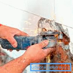 Болгарка допоможе зробити штробу в стіні і видалити старі оздоблювальні матеріали Болгарка допоможе зробити штробу в стіні і видалити старі оздоблювальні матеріали