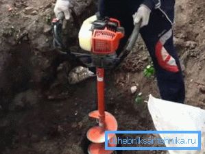 Бурильна машина з бензиновим двигуном. Бурильна машина з бензиновим двигуном.