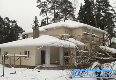 Приватний будинок розсіює тепло через всі огороджувальні конструкції. Приватний будинок розсіює тепло через всі огороджувальні конструкції.