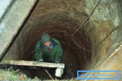 Чистка стін колодязя щіткою по металу. Чистка стін колодязя щіткою по металу.