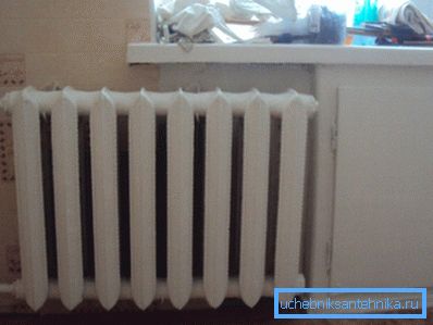 Чавунна батарея важко вписується в інтер'єр, особливо це чітко проявляється на кухні Чавунна батарея важко вписується в інтер'єр, особливо це чітко проявляється на кухні