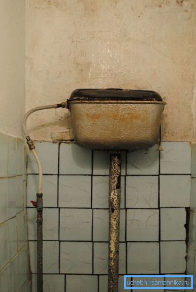 Чавунний литий унітазний бачок старого зразка Чавунний литий унітазний бачок старого зразка