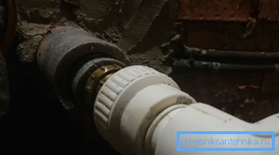 Робимо введення крізь стіну фундаменту або цоколя. Робимо введення крізь стіну фундаменту або цоколя.