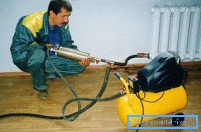 Демонструється агрегат для проведення пневмогидравлической промивання. Демонструється агрегат для проведення пневмогидравлической промивання.