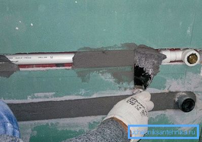 Демонструється процес вбудовування в стіну. Демонструється процес вбудовування в стіну.