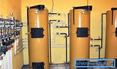 Демонструються вироби зі сталі. Демонструються вироби зі сталі.