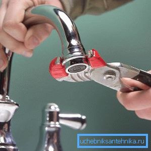Демонтаж аератора для очищення Демонтаж аератора для очищення