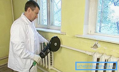 Демонтаж старого радіатора опалення за допомогою «болгарки» Демонтаж старого радіатора опалення за допомогою «болгарки»