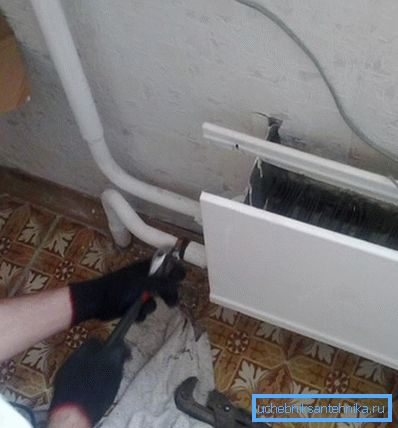 Демонтаж старого радіатора за допомогою ключів Демонтаж старого радіатора за допомогою ключів