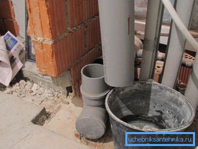 Демонтований стояк подібний знаряддю з підпаленим запалом. Постріл може пролунати в будь-який момент. Демонтований стояк подібний знаряддю з підпаленим запалом. Постріл може пролунати в будь-який момент.