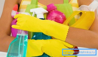 Для миття душової кабінки знадобиться цілий арсенал Для миття душової кабінки знадобиться цілий арсенал