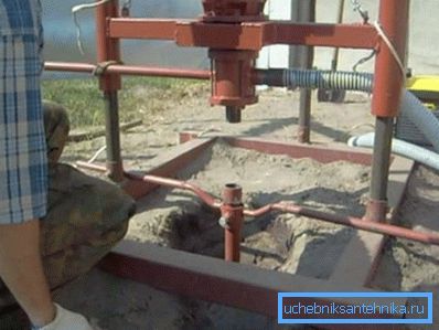 Для полегшення обсадки стовбура до станини може кріпитися спеціальний фіксатор. Для полегшення обсадки стовбура до станини може кріпитися спеціальний фіксатор.
