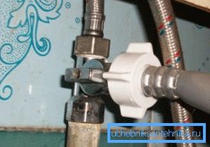 Для подачі води можна врізати трійник Для подачі води можна врізати трійник