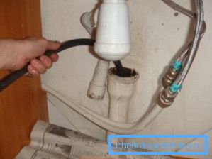 Для зручності сифон потрібно від'єднати Для зручності сифон потрібно від'єднати