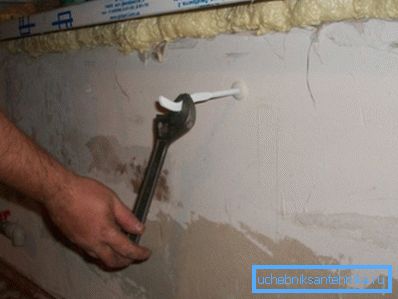 Для вкручування кронштейна можна використовувати розвідний ключ. Для вкручування кронштейна можна використовувати розвідний ключ.