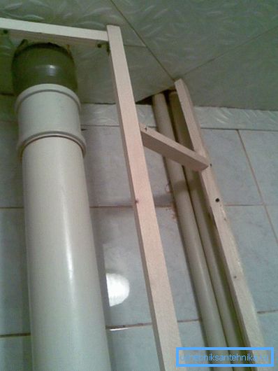 Для зведення каркаса підійде і дерев'яний брусок, ось тільки його краще обробити влагоустойчивим засобом Для зведення каркаса підійде і дерев'яний брусок, ось тільки його краще обробити влагоустойчивим засобом