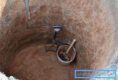 Дно забою засипаємо шаром водоупорной глини. Дно забою засипаємо шаром водоупорной глини.