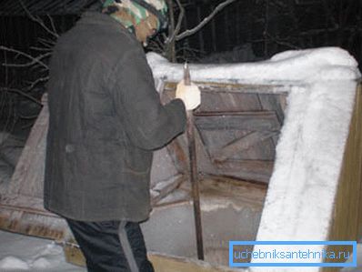 Добувати воду взимку таким способом - не найприємніше заняття Добувати воду взимку таким способом - не найприємніше заняття