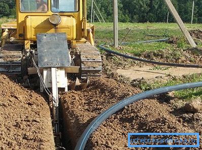 Домашній водопровід своїми руками роблять без застосування подібної техніки, так як вона перетворить ділянку в переоране поле. Домашній водопровід своїми руками роблять без застосування подібної техніки, так як вона перетворить ділянку в переоране поле.
