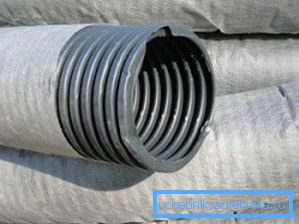 Дренажна гофрована перфорована труба з геотканин для відводу зайвої вологи з ділянки Дренажна гофрована перфорована труба з геотканин для відводу зайвої вологи з ділянки