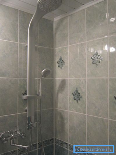 Душова система з тропічним душем і змішувачем в квартирі Душова система з тропічним душем і змішувачем в квартирі