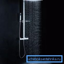 Душовий гарнітур з тропічним душем дуже легко відрізнити за великим розміром верхньої лійки Душовий гарнітур з тропічним душем дуже легко відрізнити за великим розміром верхньої лійки