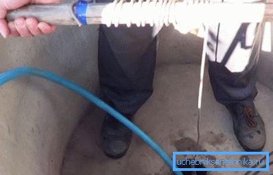 Рухаючи закріпленим вібраційних насосом вгору-вниз, збовтайте мул на дні Рухаючи закріпленим вібраційних насосом вгору-вниз, збовтайте мул на дні