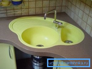 477 Подвійні мийки для кухні зі штучного каменю з чашами різного об'єму