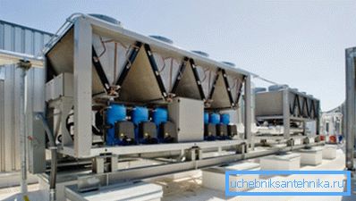 Елементи системи ОВК винесені на дах будівлі. Елементи системи ОВК винесені на дах будівлі.