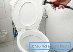 Ще одне цікаве рішення - установка міні душа як біде, приєднати його можна до змішувача умивальника і додаткова підводка комунікацій не потрібно Ще одне цікаве рішення - установка міні душа як біде, приєднати його можна до змішувача умивальника і додаткова підводка комунікацій не потрібно
