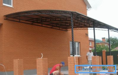Якщо було прийнято рішення використовувати такий матеріал для підтримки ваги, то всередину варто вставити трубу меншого діаметру, щоб навантаження на них розподілялися рівномірно Якщо було прийнято рішення використовувати такий матеріал для підтримки ваги, то всередину варто вставити трубу меншого діаметру, щоб навантаження на них розподілялися рівномірно