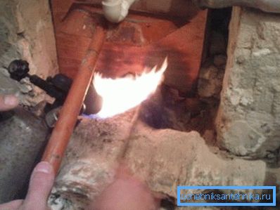 Якщо для герметичності з'єднання заливалося сірої, її можна просто випалити Якщо для герметичності з'єднання заливалося сірої, її можна просто випалити