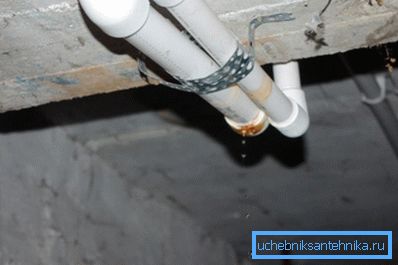Якщо течуть труби поза квартири, ремонтувати їх повинні комунальники, без стягнення додаткової плати. Якщо течуть труби поза квартири, ремонтувати їх повинні комунальники, без стягнення додаткової плати.
