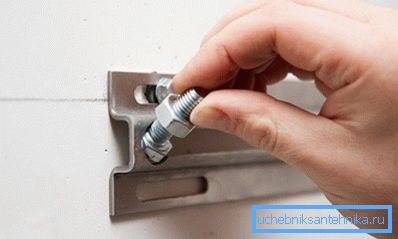 Якщо у вас кронштейн у вигляді пластини, то не забудьте виставити його за рівнем в горизонтальній площині Якщо у вас кронштейн у вигляді пластини, то не забудьте виставити його за рівнем в горизонтальній площині
