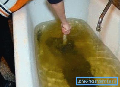 Якщо вода погано йде у всій квартирі, справа в поломки всієї каналізаційної системи Якщо вода погано йде у всій квартирі, справа в поломки всієї каналізаційної системи