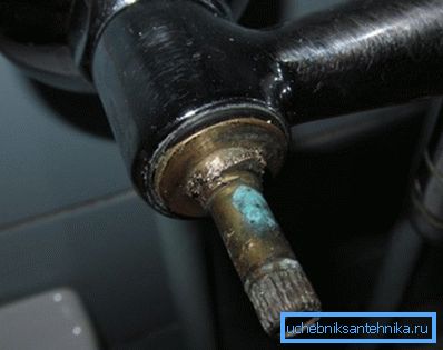 Якщо ви випробували всі способи, але все одно, що не відкручується кран букса, залишається тільки акуратно висвердлюють її по торця і виламувати частини з змішувача Якщо ви випробували всі способи, але все одно, що не відкручується кран букса, залишається тільки акуратно висвердлюють її по торця і виламувати частини з змішувача