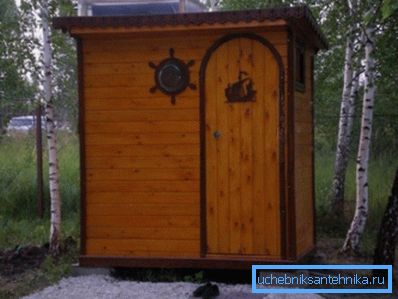 Якщо ви не знаєте, який вибрати душ для дачі - літній душ з роздягальнею з дерева з різьбленими елементами стане відмінним рішенням Якщо ви не знаєте, який вибрати душ для дачі - літній душ з роздягальнею з дерева з різьбленими елементами стане відмінним рішенням