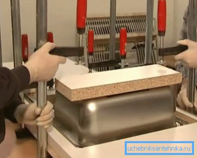 Фіксація раковини струбцинами Фіксація раковини струбцинами