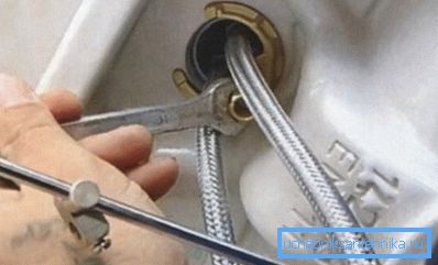 Фіксація змішувача під раковиною Фіксація змішувача під раковиною